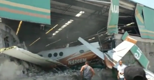 Avioneta impacta sobre supermercado y deja dos personas fallecidas. 